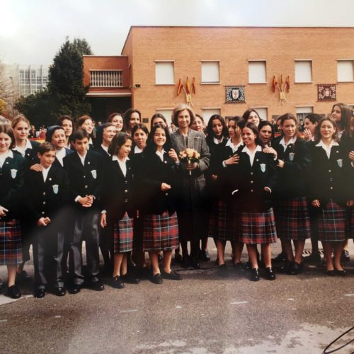 043 Las huérfanas con la Reina Sofía en Guardia jóvenes 1999